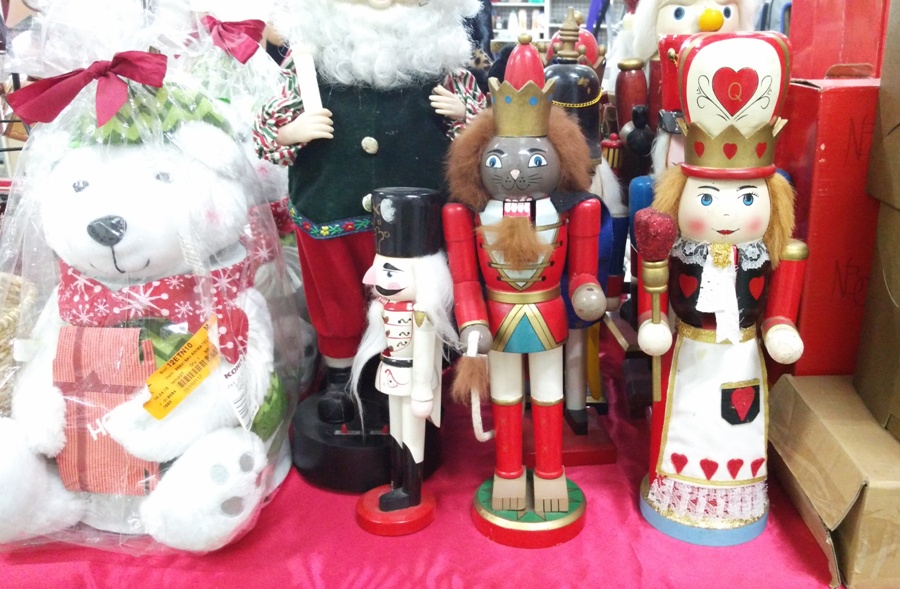 Nutcracker collectors will go ga-ga over these collectible toys being sold in this ukay / overrun store, one of the many in Dumaguete.