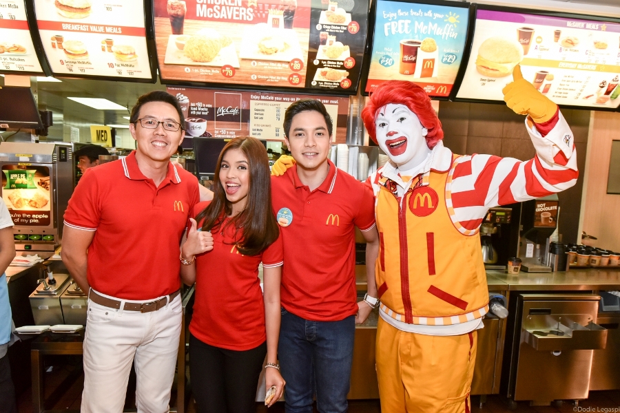 (From L-R) McDonald’s President and Chief Executive Officer Kenneth S. Yang, McDonald’s endorsers Maine Mendoza and Alden Richards, and McDonald’s Chief Happiness Officer, Ronald McDonald