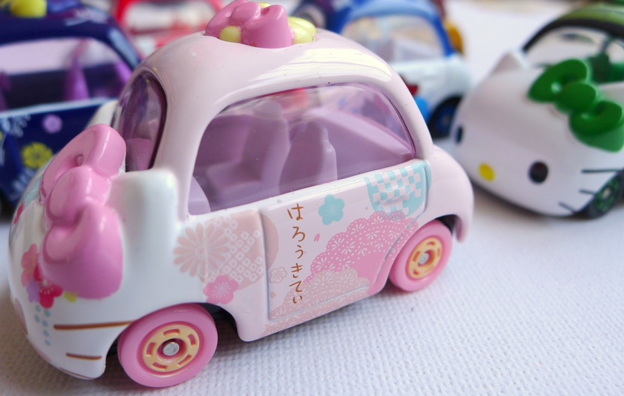 tomica hello kitty car